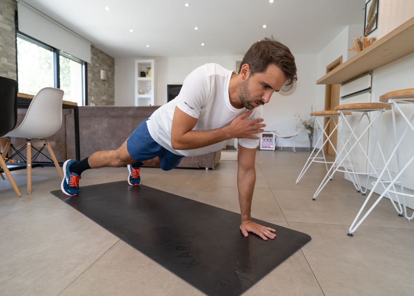 Gainage en planche sur tapis