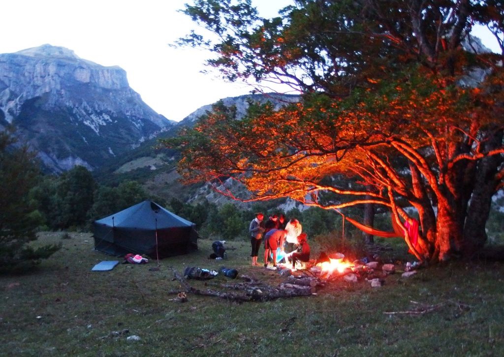 Campement au coin du feu